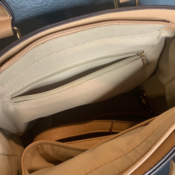 tan medium sized purse - Picture 6 of 6